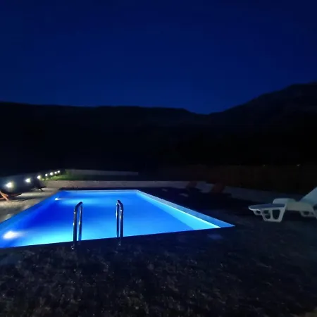 Halal-friendly Luxury With A Private Pool And A Beautiful Garden