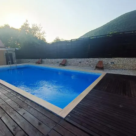 Halal-friendly Luxury With A Private Pool And A Beautiful Garden